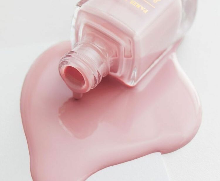 vernis à ongles rose